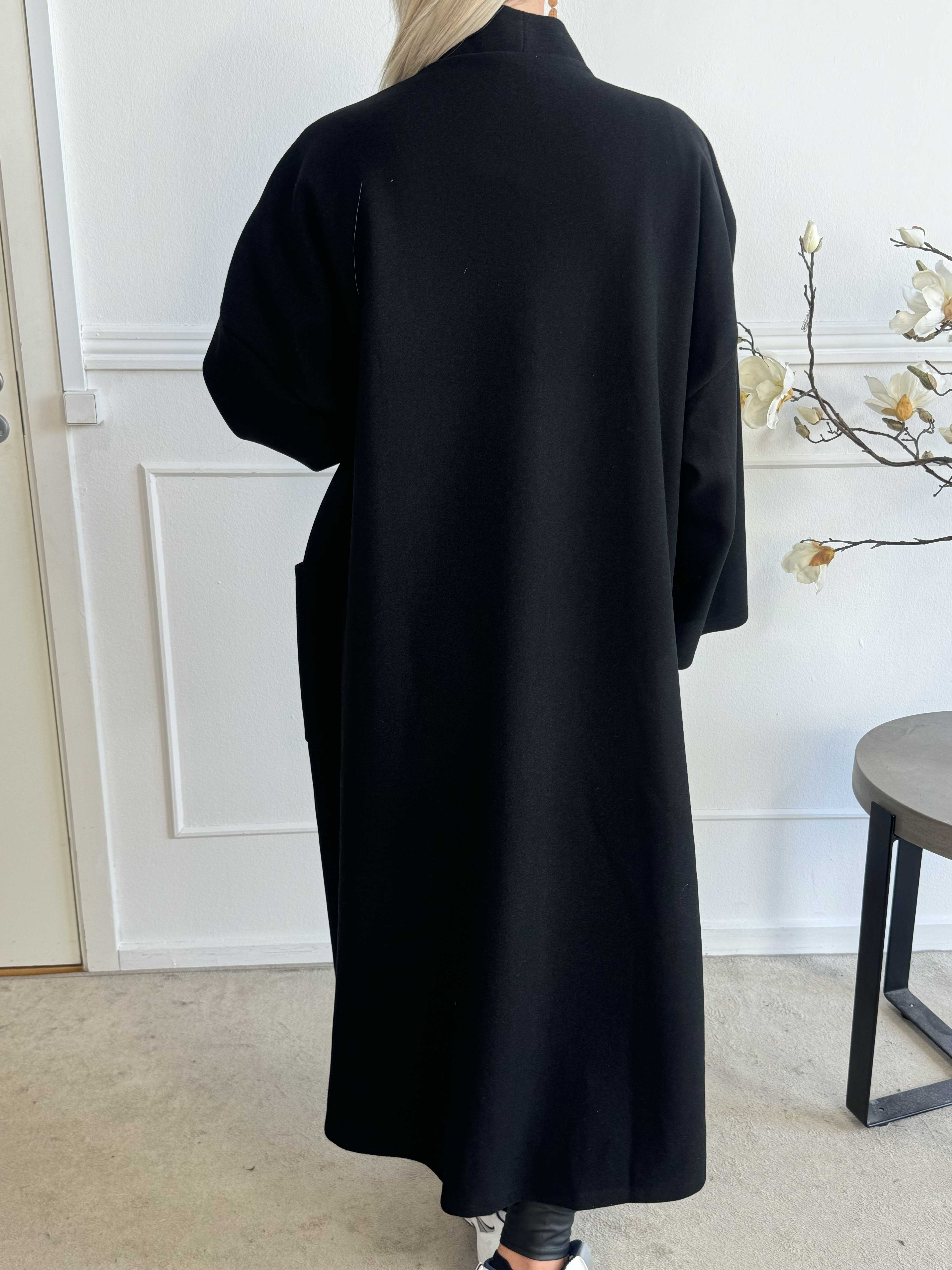 Abbelin - Lang oversized frakke med pynteknapper